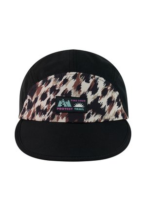 Zwarte pet met bruin en crème gekleurd voorpaneel met patroon, voorzien van een rechthoekige patch met berg- en zonafbeeldingen en de tekst "Find Your Protest Trail."