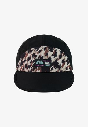 Zwarte pet met bruin en crème gekleurd voorpaneel met patroon, voorzien van een rechthoekige patch met berg- en zonafbeeldingen en de tekst "Find Your Protest Trail."