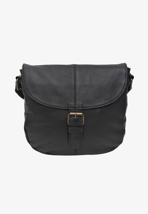 Melnas ādas crossbody soma ar vāciņu, kas aprīkota ar metāla sprādzi un izšuvuma detaļām. Gluda tekstūra un noapaļota forma.