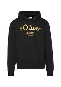 Zwarte hoodie van zacht materiaal, met een voorste kangoeroezak. Goud bedrukte logo en tekst op de borst. Ribbelboorden en -zoom.
