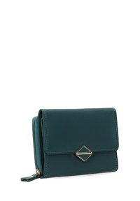 Teal læderpung med rektangulær form, der har en frontklap og luksuriøse metaldele i guld. Kompakt design med en lynlåslomme.