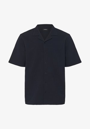 Korte mouwen, donkerblauwe shirt met een gestructureerde stof. Heeft een puntige kraag en zes knopen aan de voorkant. Rechte zoom.