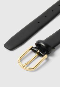 Ceinture en cuir noir avec une finition lisse, dotée d'une boucle en métal doré et de trous réglables pour un maintien sécurisé.