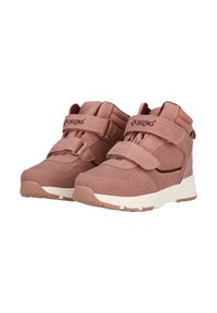 Lyserøde højtop sneakers lavet af syntetisk materiale, med velcrolukninger, en polstret sål og subtile teksturerede detaljer.