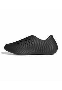 Κομψό μαύρο παπούτσι τύπου slip-on με ραβδωτή υφή και οπές αερισμού στο πάνω μέρος, σχεδιασμένο για ελαφριά άνεση και διαπνοή.