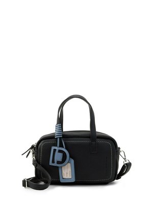Schwarze rechteckige Handtasche mit zwei Griffen, abnehmbarem Schulterriemen und einem blauen Gepäckanhänger, der an einem Griff befestigt ist.