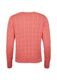 Koraalrode gebreide trui met een kabelpatroon, een ronde halslijn en geribde manchetten. De achterkant is glad met een aansluitende zoom.