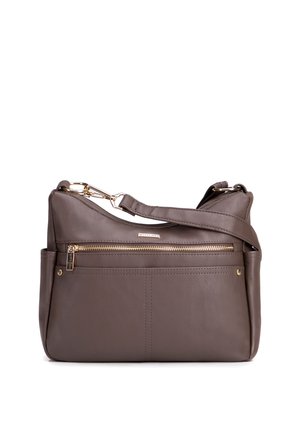 Bolso de hombro de cuero marrón con bolsillo frontal con cremallera, cremallera y herrajes dorados, y correa ajustable. Etiqueta de marca visible en el frente.