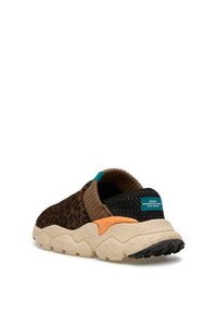 Sneaker slip-on con una toma in stampa leopardata marrone, dettagli in mesh neri, particolari arancioni e teal, e una suola beige testurizzata con lugs per la trazione.