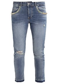 Ljust blå denimjeans med slitna områden, slim fit och dekorativa stenbroderier längs framfickorna.