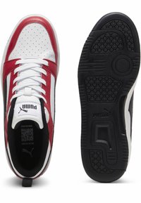 Puma tenisice s crvenim i bijelim kožnim gornjištem s perforacijama, crnim detaljima, bijelim vezanjem i teksturiranom crnom gumom potplatom.