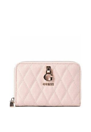 Portefeuille matelassé rose clair avec logo Guess doré et tirette de fermeture éclair, forme rectangulaire et tissu doux texturé.
