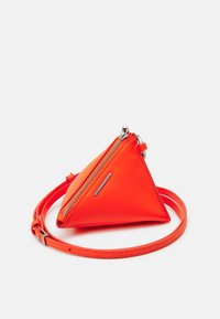 Bolso de mano triangular de cuero naranja con cierre de cremallera, un acento plateado y una delgada correa para el hombro. Textura suave, diseño compacto.