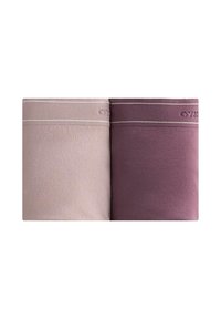 Due asciugamani morbidi e strutturati: uno in rosa chiaro e l'altro in viola intenso, entrambi caratterizzati da un sottile motivo a strisce orizzontali vicino alla parte superiore.