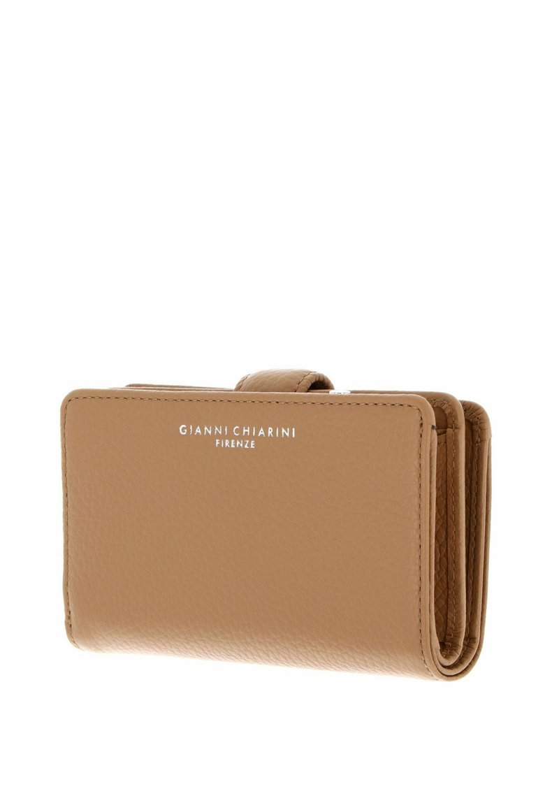 Portafoglio in pelle color cuoio con finitura testurizzata, caratterizzato da un design pieghevole e un logo argentato. Forma compatta con dettagli di cucitura visibili.