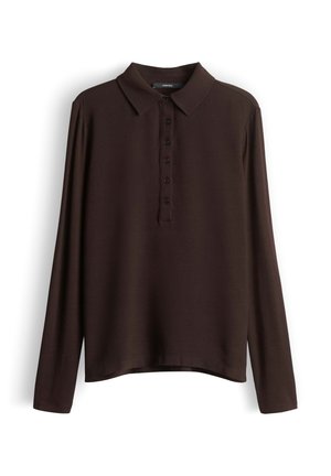 Polo à manches longues marron foncé avec un col pointu et cinq boutons sur le devant, présenté sur fond blanc.