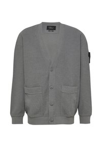 Graue, knöpfbare Strickjacke mit V-Ausschnitt, zwei Fronttaschen, gerippten Bündchen und Saum sowie einem schwarzen Aufnäher am linken Ärmel.