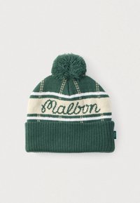 Πράσινο πλεκτό σκουφάκι με διπλωμένη μανσέτα, διακοσμημένο με κρεμ μοτίβο και πομπόν στην κορυφή· η λέξη «Malbom» είναι πλεγμένη μπροστά με γράμματα καλλιγραφίας.