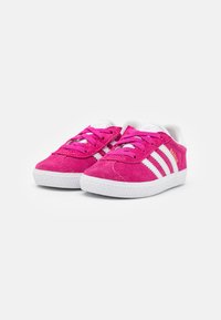 adidas Originals GAZELLE UNISEX - Sneakers low - semi lucid fuchsia/footwear white/gold metallic