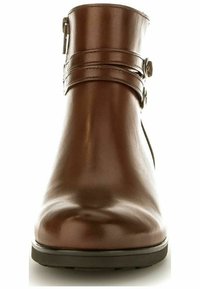 Braune Leder-Ankle-Boots mit glatter Oberfläche, doppelten Riemenakzenten und einem runden Zehendesign sowie einer niedrigen Gummisohle.