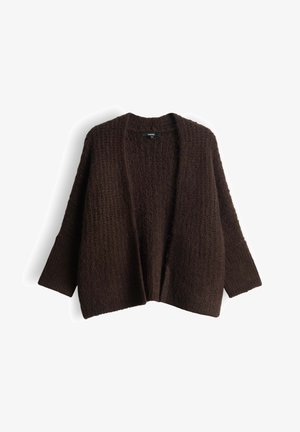 Donkerbruine grofgebreide vest met open voorkant en lange mouwen, plat gelegd op een witte achtergrond.