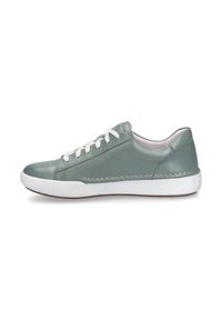 Sneaker in pelle verde chiaro con lacci bianchi, suola in gomma texturizzata e dettagli di cucitura laterale. Design minimalista con silhouette a profilo basso.