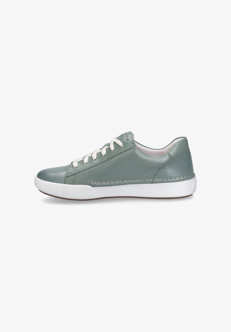 Sneaker in pelle verde chiaro con lacci bianchi, suola in gomma texturizzata e dettagli di cucitura laterale. Design minimalista con silhouette a profilo basso.