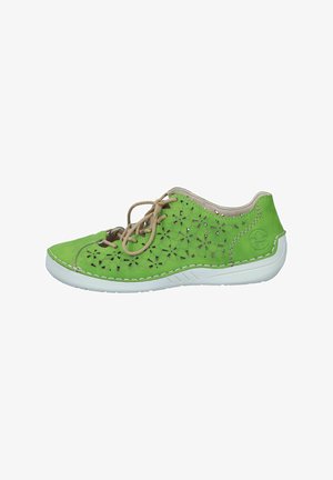Chaussure décontractée en cuir vert avec des motifs floraux découpés au laser, lacets beiges et semelle en caoutchouc blanche. Présente des détails cousus le long des côtés.