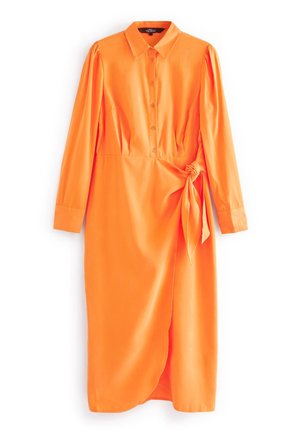 Vestido largo de color naranja brillante con mangas largas, botones en el frente, cuello y detalle de nudo lateral en la cintura.