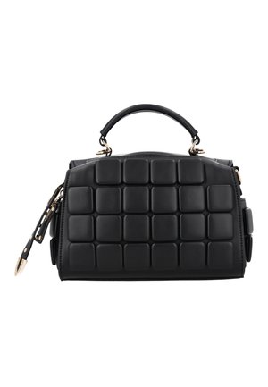 Fekete kézitáska párnázott rácsmintával, rövid felső fogantyúval és aranyszínű fémalkatrészekkel díszített oldalsó pánttal, fehér háttéren bemutatva.