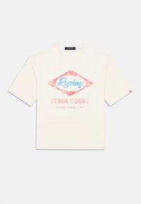 Camiseta de manga corta color crema, fabricada en una tela suave, que presenta un gráfico de estilo vintage con "Replay" y "Denim Goods" en texto azul y rojo.