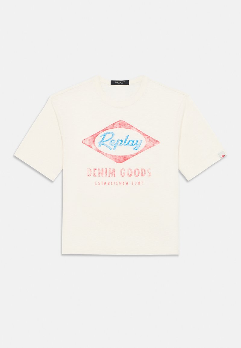 T-shirt crème à manches courtes fabriqué dans un tissu doux, arborant un graphisme au style vintage avec "Replay" et "Denim Goods" en texte bleu et rouge.