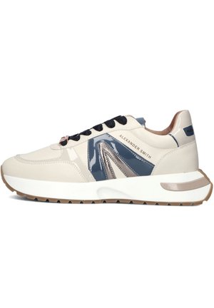 Sneaker beige e navy con dettagli in pelle lucida, linguetta in rete, lacci tondi e suola testurizzata. Presenta il nome del marchio sul lato.