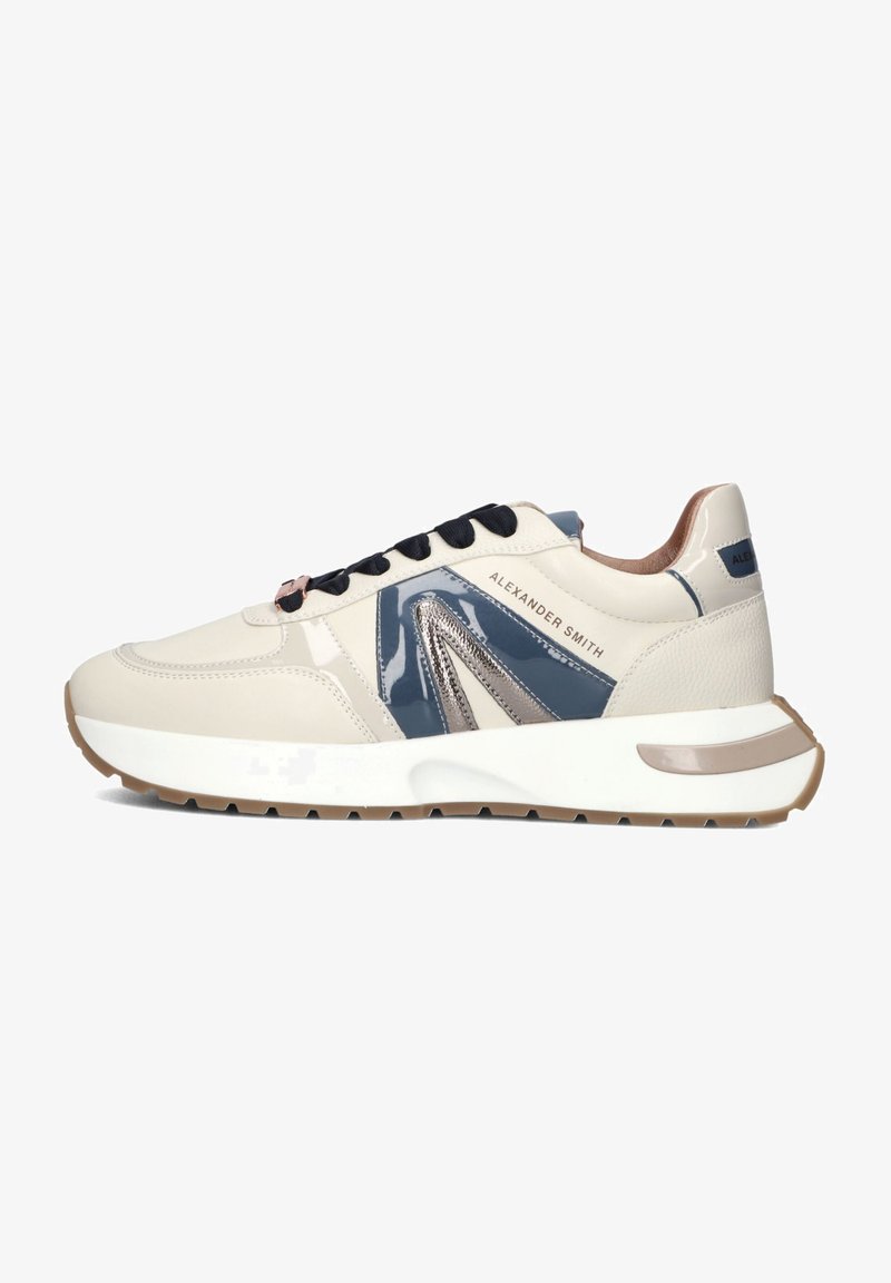 Sneaker beige e navy con dettagli in pelle lucida, linguetta in rete, lacci tondi e suola testurizzata. Presenta il nome del marchio sul lato.
