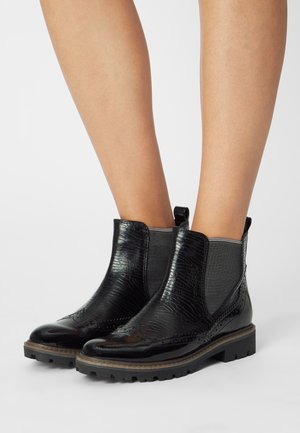 Svarta Chelsea-boots med glänsande, krokodilmönstrat läderöverdrag, elastiska sidopaneler och slitstarka sulor har dekorativ sömnad.