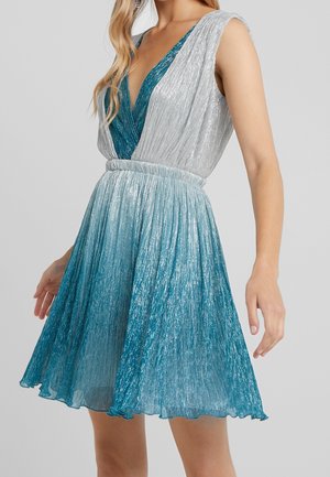 Schimmerndes Kleid mit V-Ausschnitt, metallic-silbernem Oberteil und gradientem, plissiertem Rock in Türkis. Mit elastischem Bund und ärmellosem Design.