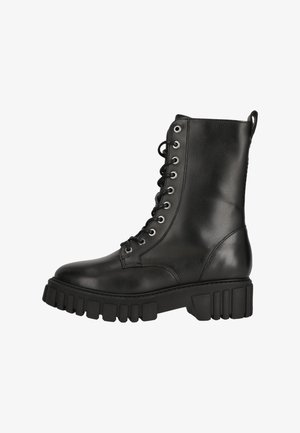 Bottines noires en cuir verni avec semelle plateforme texturée et bout rond, dotées d'œillets en argent et d'une languette à l'arrière.