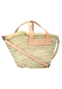 Sac en osier tressé avec des poignées en cuir beige et une bandoulière réglable. Dispose d'un panneau en cuir plat d'un côté.