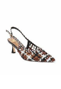 Sabots à talon tressés en brun, noir et blanc. Bout pointu, surface texturée, talon de 7,5 cm, avec une bride à la cheville enroulée.
