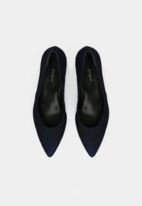 Teget mornarski baletanki s šiljastim vrhom, glatkim tekstilnim gornjim dijelom, minimalističkim dizajnom i crnim unutarnjim oplošenjem. Suptilan zaštitni znak na ulošku.