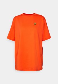 Lys orange kortærmet T-shirt med rund hals og lille gult fuglelogo på venstre bryst.