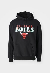 Felpa nera con cappuccio, caratterizzata da una tasca frontale, polsini a coste e una stampa grafica di un logo di toro con il testo "CHICAGO BULLS" in rosso e turchese.