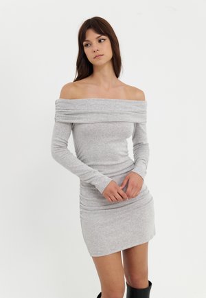Grijs off-the-shoulder jurk met lange mouwen, gerimpelde textuur bij de taille en de zoom, gemaakt van zachte, rekbare stof.