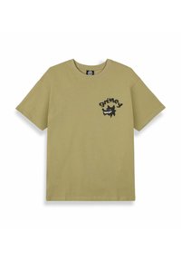 T-shirt in cotone verde oliva con maniche corte. Presenta un design grafico nero di uno squalo stilizzato e testo nella zona sinistra del petto.