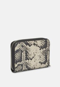 Portfel w czarno-kremowy wzór imitujący skórę węża, z zamknięciem na zamek błyskawiczny, wykonany z teksturowanego materiału syntetycznego o prostokątnym kształcie.