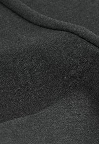 Tela gris oscuro con una textura suave, que presenta variaciones sutiles y pliegues, mostrando un tejido fino y uniforme.