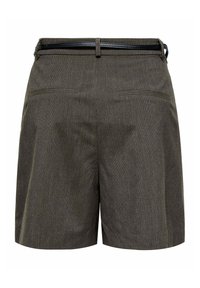 Pantaloni corti a quadri grigio scuro con due tasche posteriori a welt e una sottile cintura nera infilata nei passanti.