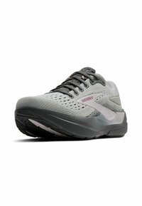 Svetlosivé bežecké tenisky s priedušným vrchným materiálom z dýhy, čiernymi šnúrkami a textúrovanou medzipodrážkou. Obsahujú jemný ružový akcent na boku.