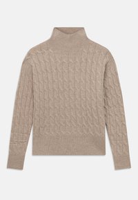 Beiger Kabelstrick-Turtleneck-Pullover mit langen Ärmeln und gerippten Bündchen und Saum, flach auf einem weißen Hintergrund ausgelegt.