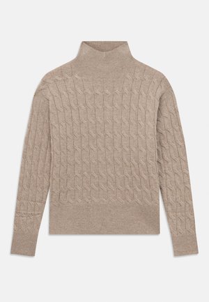 Beiger Kabelstrick-Turtleneck-Pullover mit langen Ärmeln und gerippten Bündchen und Saum, flach auf einem weißen Hintergrund ausgelegt.